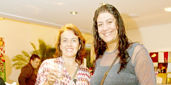 Adriana Rosetto e Taís Nascimento em coquetel concorrido
